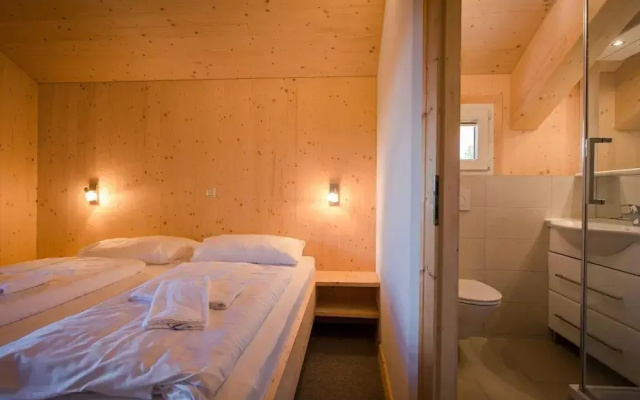 Spacious Chalet With hot tub
