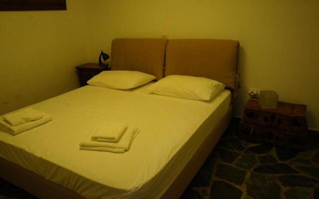 2-bedroom stone house, pool, 10min walk to beach