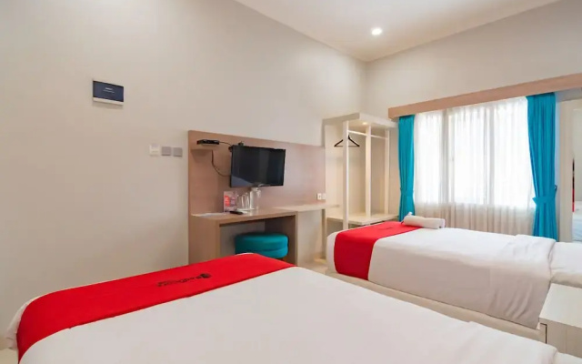 RedDoorz Plus @ Point Phila Cihampelas