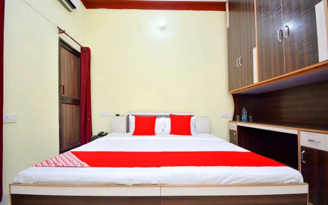 White House By OYO Rooms