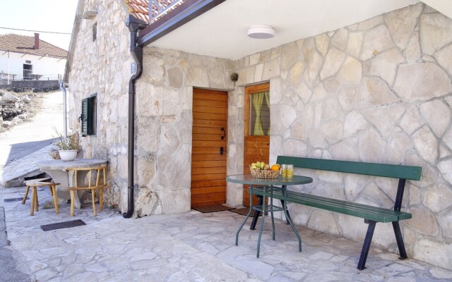 Rustic Stone House Bajeli with Jacuzzi