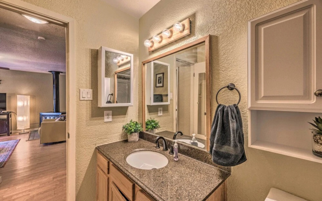 Pet-friendly Condo - 2 Mi to Ruidoso Downs!