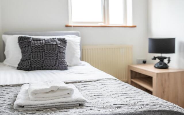 Queens Townhouse - 3 Bedrooms - Pets - Parking
