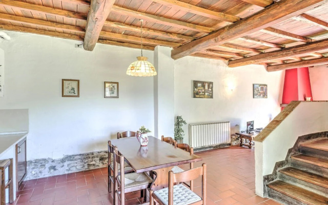 Attractive Farmhouse in Tuscany With Swimming Pool