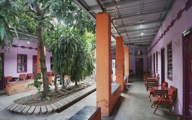 OYO Life 1972 Aman Family Inn Syariah