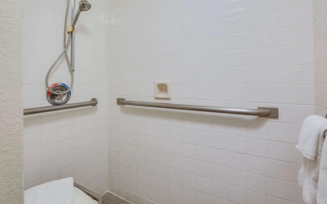 Econo Lodge Inn & Suites