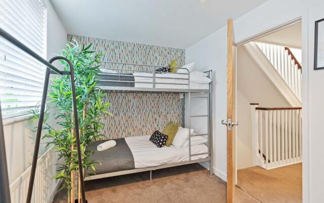 Central Big House | Large Group House | 4 Bedrooms 3 Bathrooms | Roof Terrace | City Centre