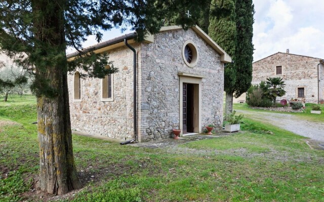 Enticing Holiday Home in Chianni With Swimming Pool