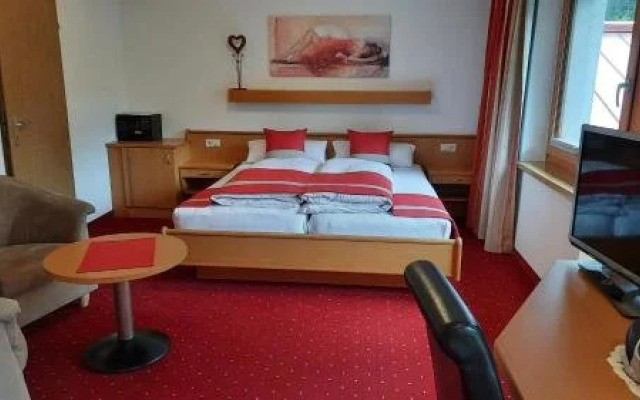 Gästehaus Almrausch, Ferienanlage mit Pool