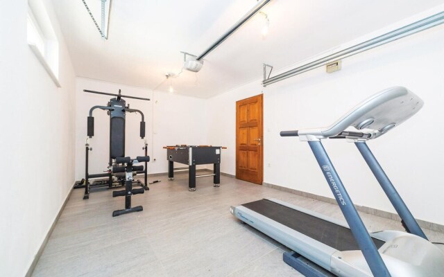 Amazing Home in Trilj with Hot Tub, WiFi & 4 Bedrooms