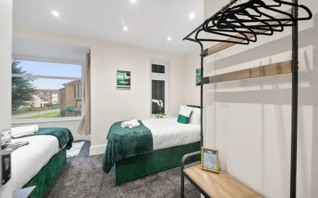 Large 5 Bedroom-free Parking-great Transport Links
