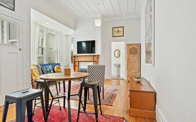 Cheerful 1 Bedroom Home With Free Parking