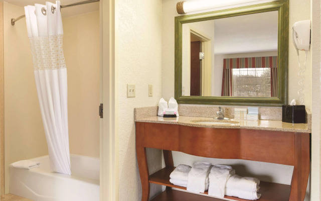 Hampton Inn & Suites Greenfield