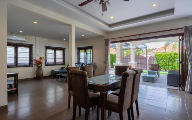 Spacious 3 bedroom villa with private pool and jacuzzi