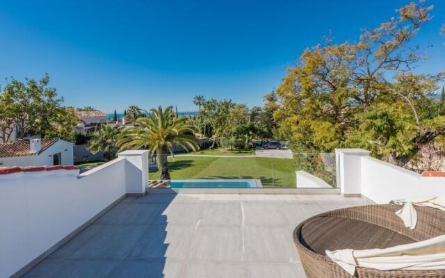 Magnificent And Modern Decorated Villa