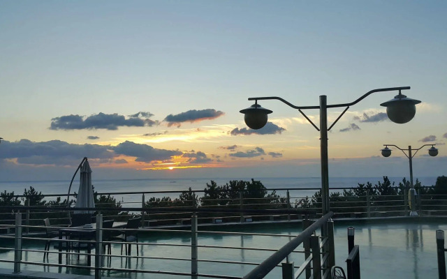 Sun and Moon Guest House - Hostel