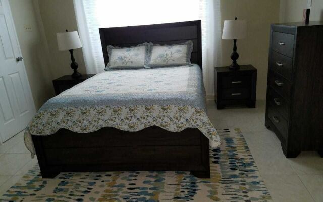 The Discovery Bay Lux Apartment