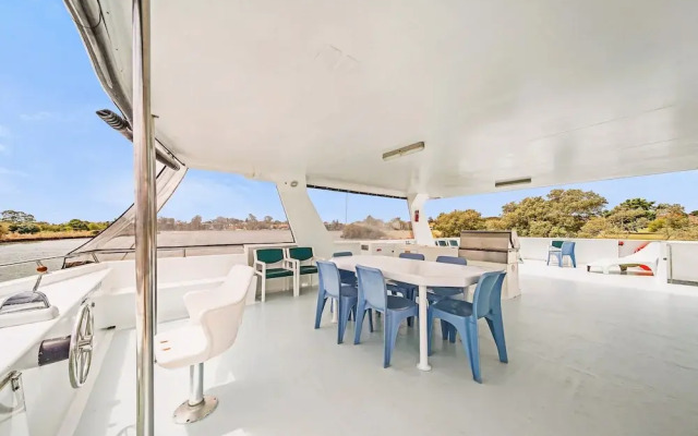 Coomera Houseboat Holidays