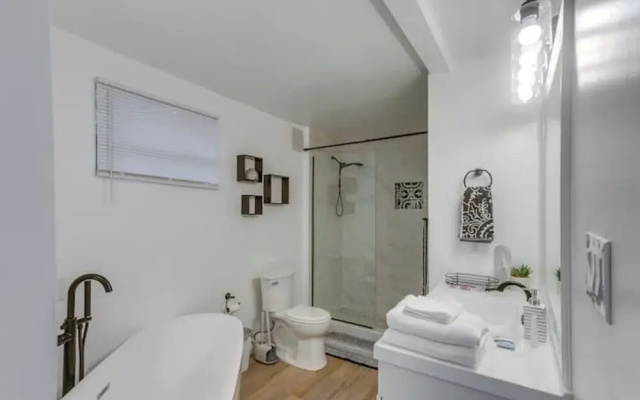 3BR Charming Retreat W & Deck & Wifi