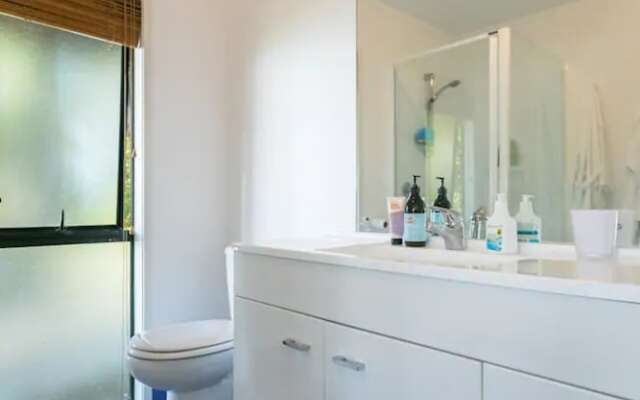 Sunny Poolside Studio in Meadowbank