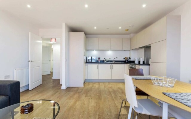 Modern 1 Bedroom Apartment Near Canary Wharf With Balcony