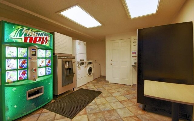 Super 6 Inn & Suites