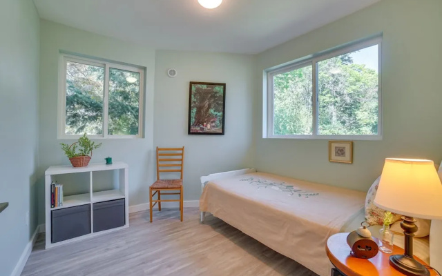 Bellevue Abode: Balcony, 13 Mi to Downtown Seattle