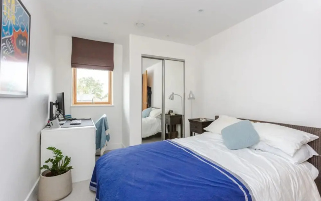 Bright 2 Bedroom Apartment Near Victoria Park