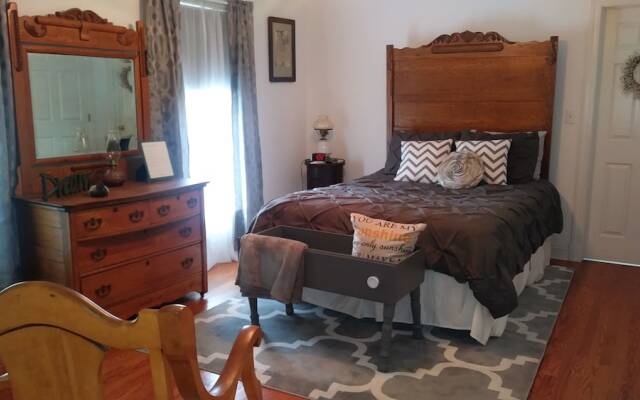 Marvel's on the Creek