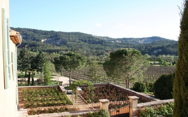 Secluded Holiday Home in Rustrel With Swimming Pool