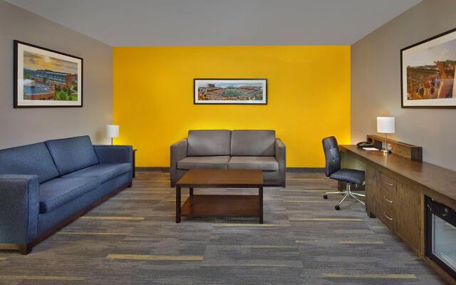 Scholar Morgantown, Tapestry Collection by Hilton