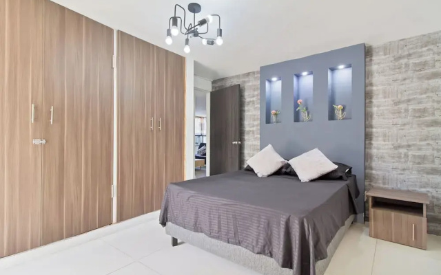 2 bedroom apartment 1 block Lleras park