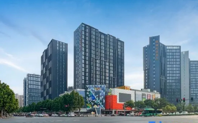 Linlan Hotel (Zhengzhou East High-Speed Rail Station Zhengdong Commercial Center)