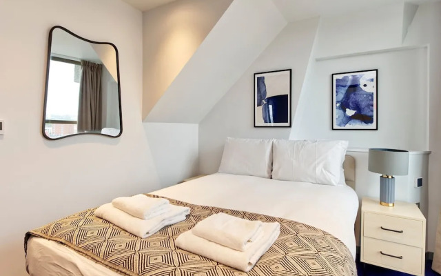 Elegant Two-bedroom Apartment in Vibrant Poplar