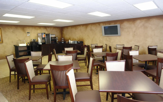 Angel Inn Near IMAX, a Travelodge by Wyndham