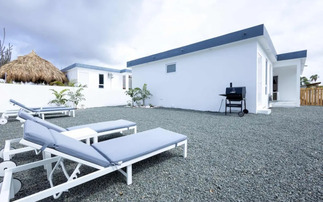 Modern Garden Villa Near Jan Thiel Mambo