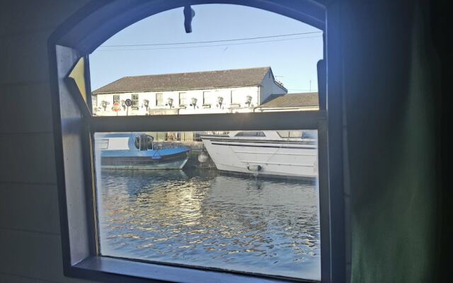 Roisin Dubh Houseboat