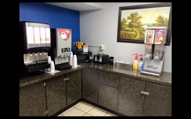 Econo Lodge Inn & Suites