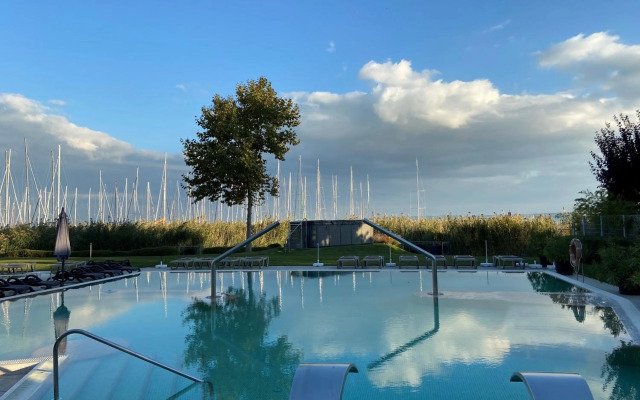 Hotel Golden Lake Resort