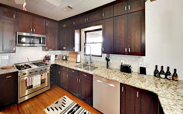 East Austin Bungalow - 3 Br Home