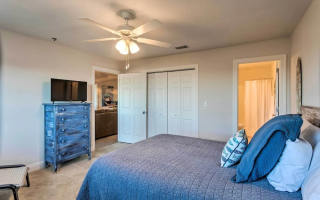 3rd-floor Riverfront Condo: Walk to Downtown Eats!