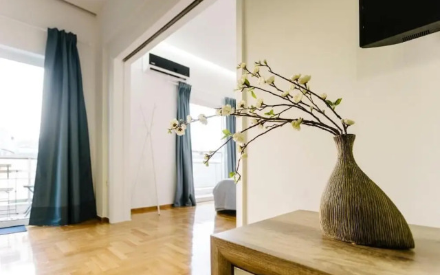 Bright apt. with view to Acropolis