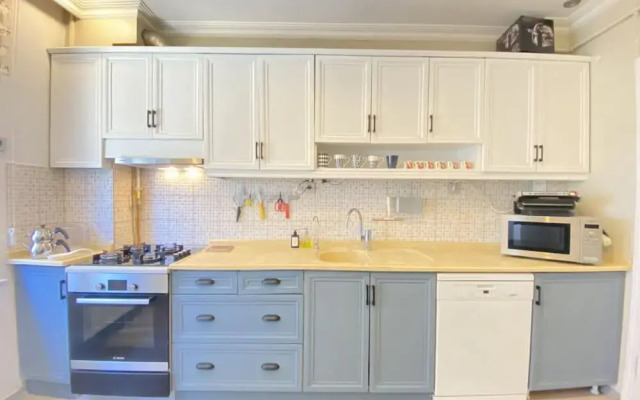 Flat With Bosphorus View and Backyard in Uskudar