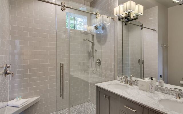 563 King Signature Apartments