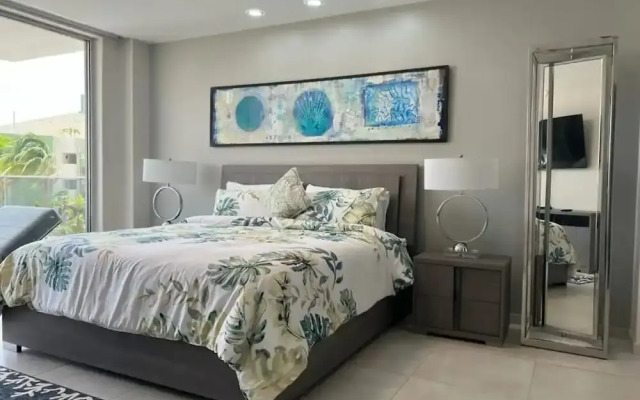 Eagle Beach Modern 2br2ba Beachfront Condo w Pool