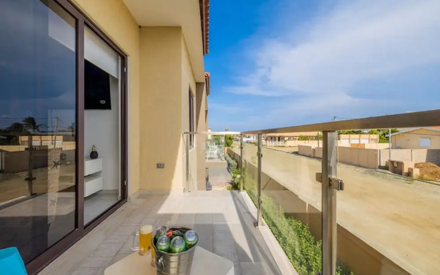 1BR Gold Coast Pools Tennis Gym Security