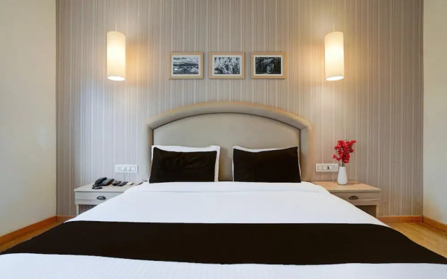 Elegant Stays With Rooftop Restro and Hill View