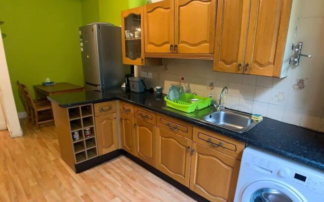 Large Glasgow South Family Home - Free Parking