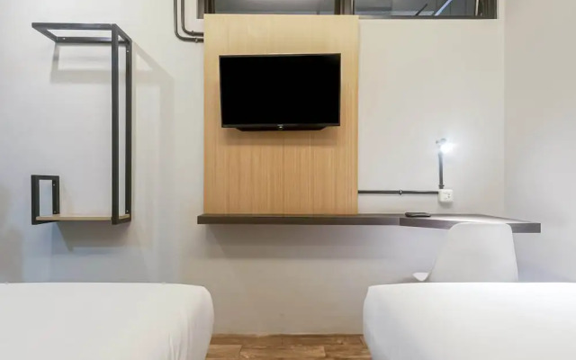 RedDoorz Plus near Gandaria City Mall 2