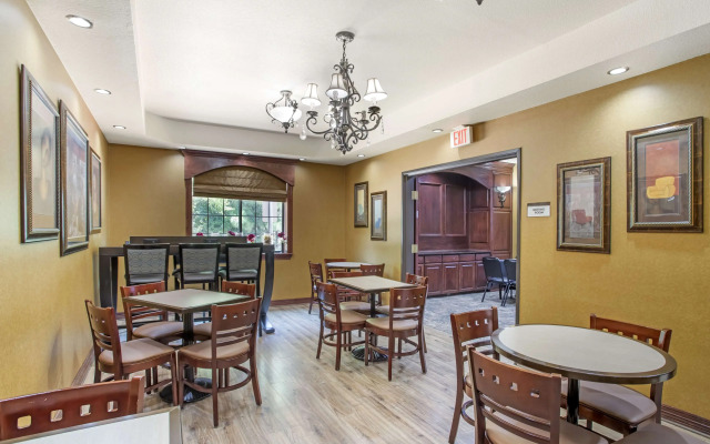 Best Western Plus Crown Colony Inn & Suites